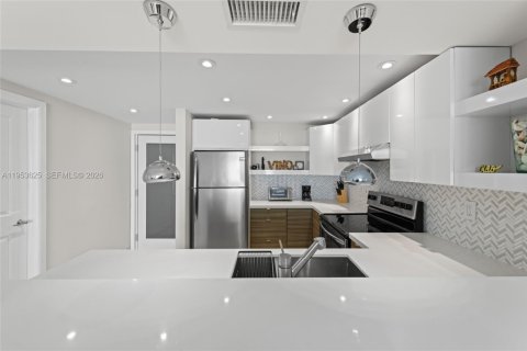 Condo in Miami Beach, Florida, 1 bedroom  № 2009651 - photo 10