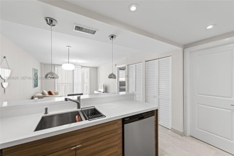 Condo in Miami Beach, Florida, 1 bedroom  № 2009651 - photo 9