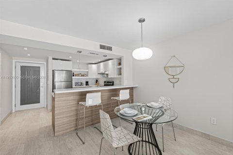 Condo in Miami Beach, Florida, 1 bedroom  № 2009651 - photo 12