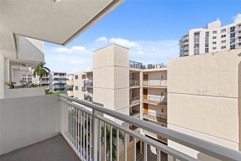 Condo in Miami Beach, Florida, 1 bedroom  № 2009651 - photo 23