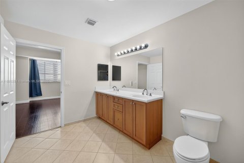 Condo in Miami, Florida, 2 bedrooms  № 1947713 - photo 14