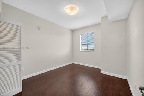 Condo in Miami, Florida, 2 bedrooms  № 1947713 - photo 15