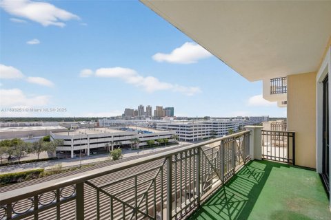 Condo in Miami, Florida, 2 bedrooms  № 1947713 - photo 22