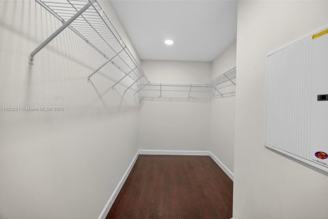 Condo in Miami, Florida, 2 bedrooms  № 1947713 - photo 12