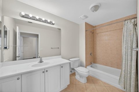 Condo in Miami, Florida, 2 bedrooms  № 1947713 - photo 18