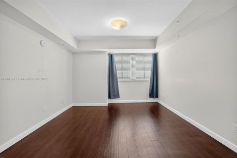 Condo in Miami, Florida, 2 bedrooms  № 1947713 - photo 11