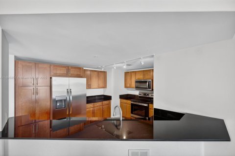 Condo in Miami, Florida, 2 bedrooms  № 1947713 - photo 7
