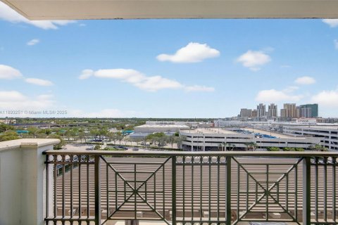 Condo in Miami, Florida, 2 bedrooms  № 1947713 - photo 21
