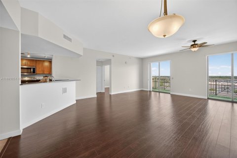 Condo in Miami, Florida, 2 bedrooms  № 1947713 - photo 4