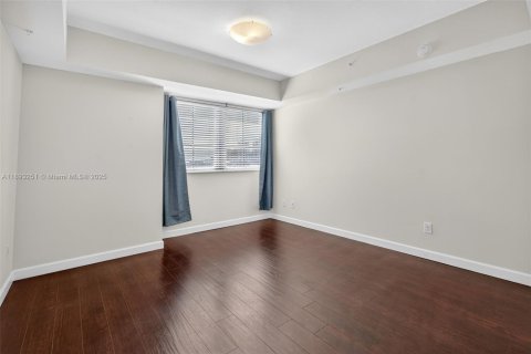 Condo in Miami, Florida, 2 bedrooms  № 1947713 - photo 6