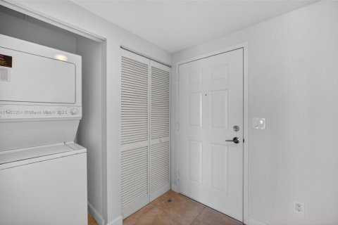 Condo in Miami, Florida, 2 bedrooms  № 1947713 - photo 20