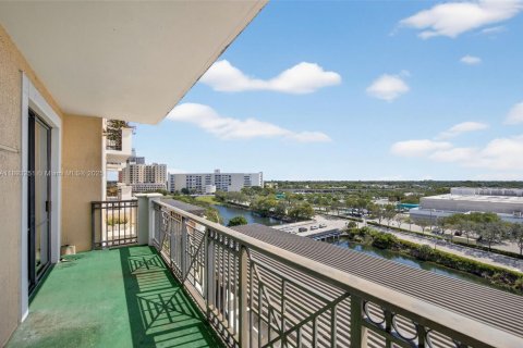Condo in Miami, Florida, 2 bedrooms  № 1947713 - photo 23
