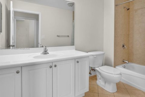Condo in Miami, Florida, 2 bedrooms  № 1947713 - photo 19