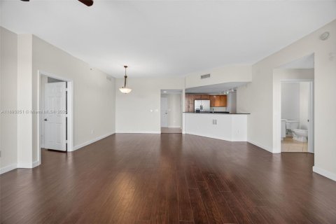 Condo in Miami, Florida, 2 bedrooms  № 1947713 - photo 2