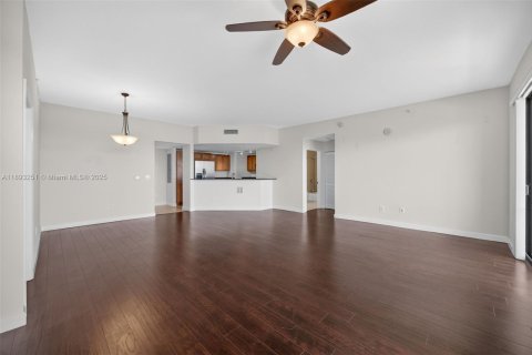 Condo in Miami, Florida, 2 bedrooms  № 1947713 - photo 3