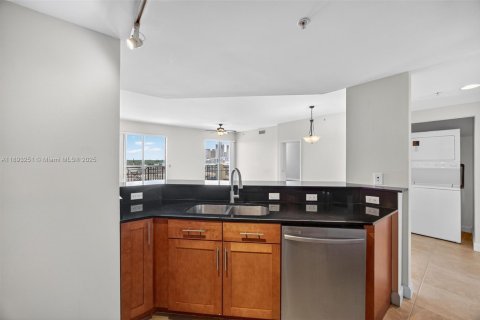 Condo in Miami, Florida, 2 bedrooms  № 1947713 - photo 9