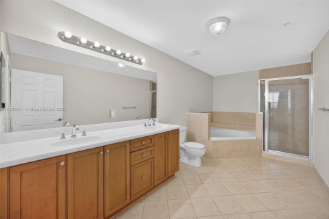 Condo in Miami, Florida, 2 bedrooms  № 1947713 - photo 13