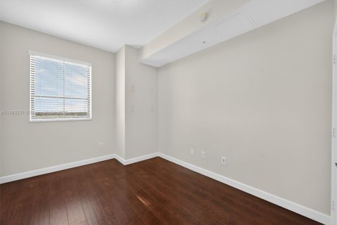 Condo in Miami, Florida, 2 bedrooms  № 1947713 - photo 16