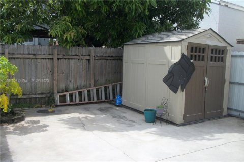 Adosado en venta en Hialeah, Florida, 3 dormitorios, 121.14 m2 № 1925093 - foto 17