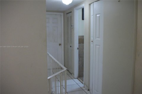 Adosado en venta en Hialeah, Florida, 3 dormitorios, 121.14 m2 № 1925093 - foto 13
