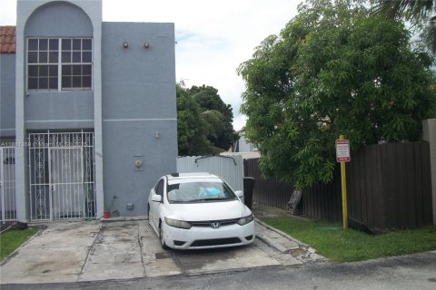 Adosado en venta en Hialeah, Florida, 3 dormitorios, 121.14 m2 № 1925093 - foto 3