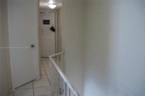 Adosado en venta en Hialeah, Florida, 3 dormitorios, 121.14 m2 № 1925093 - foto 12