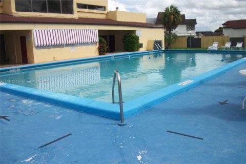 Adosado en venta en Hialeah, Florida, 3 dormitorios, 121.14 m2 № 1925093 - foto 30