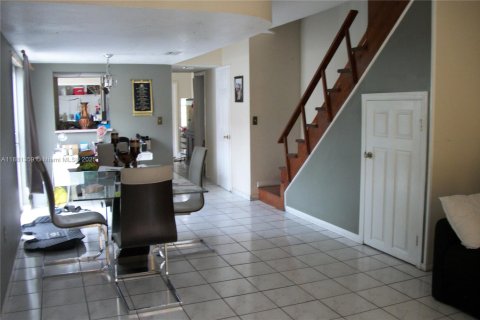 Adosado en venta en Hialeah, Florida, 3 dormitorios, 121.14 m2 № 1925093 - foto 5