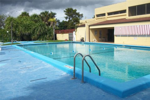 Adosado en venta en Hialeah, Florida, 3 dormitorios, 121.14 m2 № 1925093 - foto 29