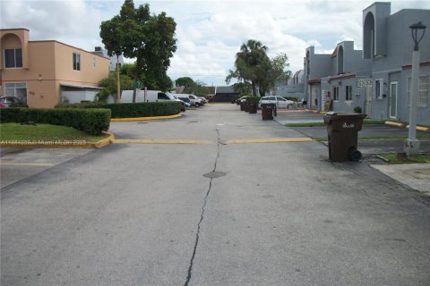 Adosado en venta en Hialeah, Florida, 3 dormitorios, 121.14 m2 № 1925093 - foto 21