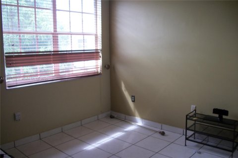 Adosado en venta en Hialeah, Florida, 3 dormitorios, 121.14 m2 № 1925093 - foto 9
