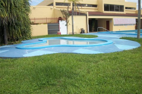 Adosado en venta en Hialeah, Florida, 3 dormitorios, 121.14 m2 № 1925093 - foto 27