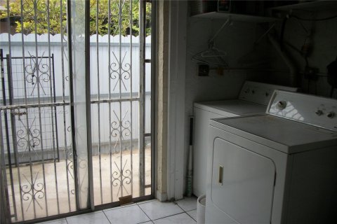 Adosado en venta en Hialeah, Florida, 3 dormitorios, 121.14 m2 № 1925093 - foto 15
