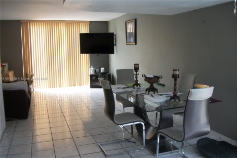 Adosado en venta en Hialeah, Florida, 3 dormitorios, 121.14 m2 № 1925093 - foto 4
