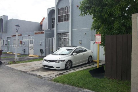 Adosado en venta en Hialeah, Florida, 3 dormitorios, 121.14 m2 № 1925093 - foto 2