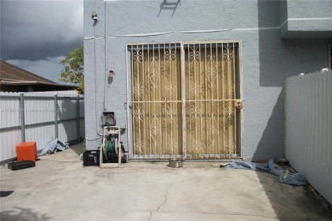 Adosado en venta en Hialeah, Florida, 3 dormitorios, 121.14 m2 № 1925093 - foto 19