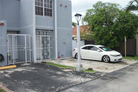 Adosado en venta en Hialeah, Florida, 3 dormitorios, 121.14 m2 № 1925093 - foto 1