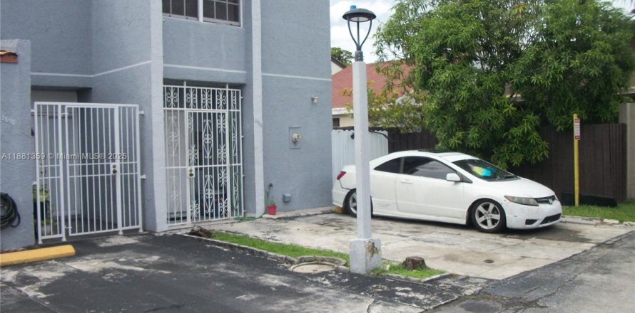 Adosado en Hialeah, Florida 3 dormitorios, 121.14 m2 № 1925093