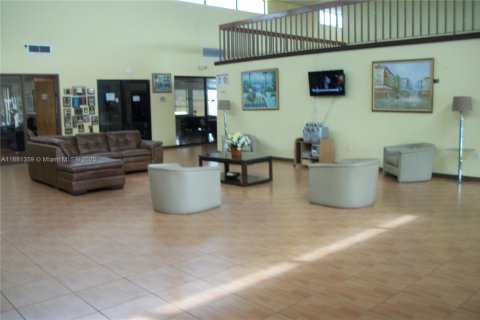 Adosado en venta en Hialeah, Florida, 3 dormitorios, 121.14 m2 № 1925093 - foto 22