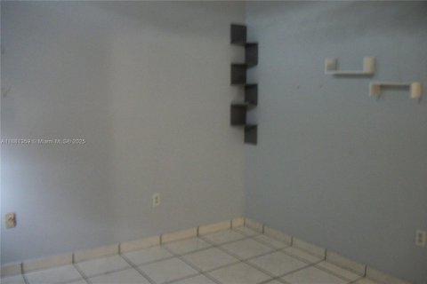 Adosado en venta en Hialeah, Florida, 3 dormitorios, 121.14 m2 № 1925093 - foto 11