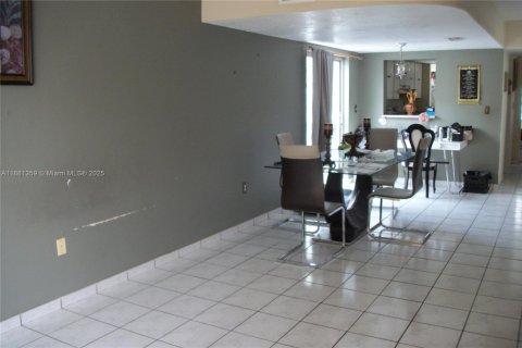 Adosado en venta en Hialeah, Florida, 3 dormitorios, 121.14 m2 № 1925093 - foto 6