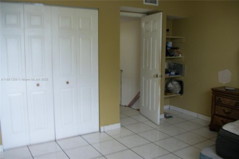 Adosado en venta en Hialeah, Florida, 3 dormitorios, 121.14 m2 № 1925093 - foto 8