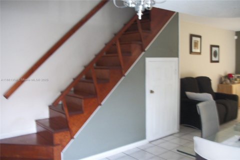 Adosado en venta en Hialeah, Florida, 3 dormitorios, 121.14 m2 № 1925093 - foto 7