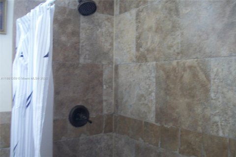 Adosado en venta en Hialeah, Florida, 3 dormitorios, 121.14 m2 № 1925093 - foto 14
