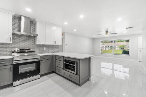 House in Seminole, Florida 3 bedrooms, 116.31 sq.m. № 1902886 - photo 8