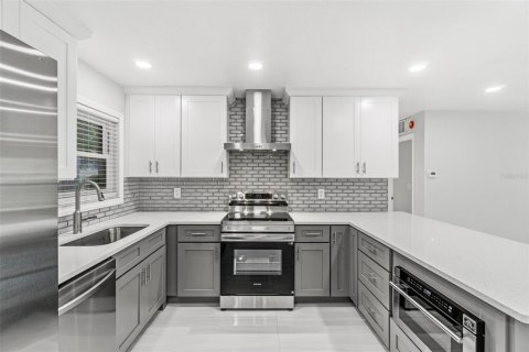 House in Seminole, Florida 3 bedrooms, 116.31 sq.m. № 1902886 - photo 9