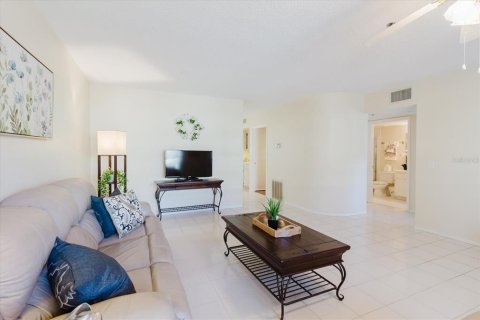 Condo in Clearwater, Florida, 2 bedrooms  № 2379515 - photo 5