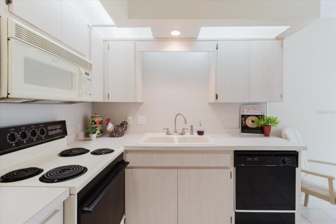 Condo in Clearwater, Florida, 2 bedrooms  № 2379515 - photo 10