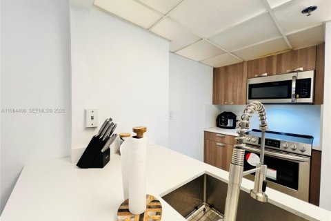 Condo in Miami, Florida, 1 bedroom  № 2271437 - photo 15