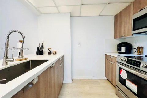 Condo in Miami, Florida, 1 bedroom  № 2271437 - photo 13